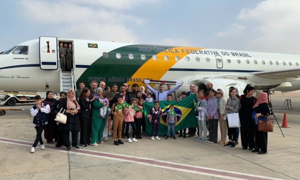 Avião presidencial com repatriados de Gaza pousa em Recife 