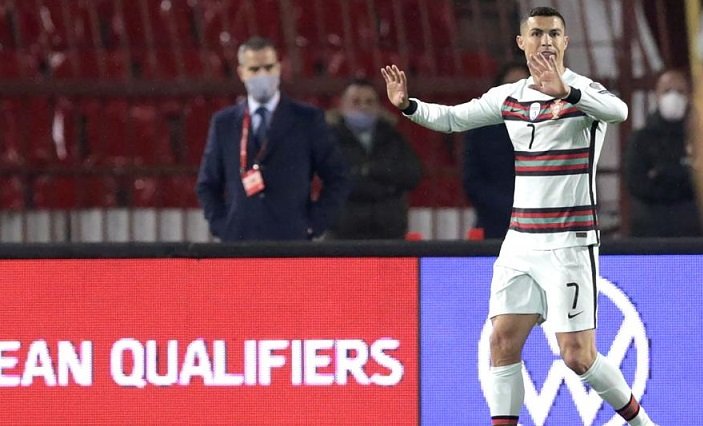 Cristiano Ronaldo se revolta com gol não marcado no empate em Sérvia x Portugal; assista