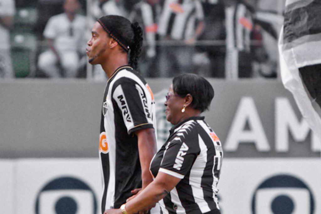 Ronaldinho Gaúcho se manifesta pela primeira vez após morte da mãe por Covid-19
