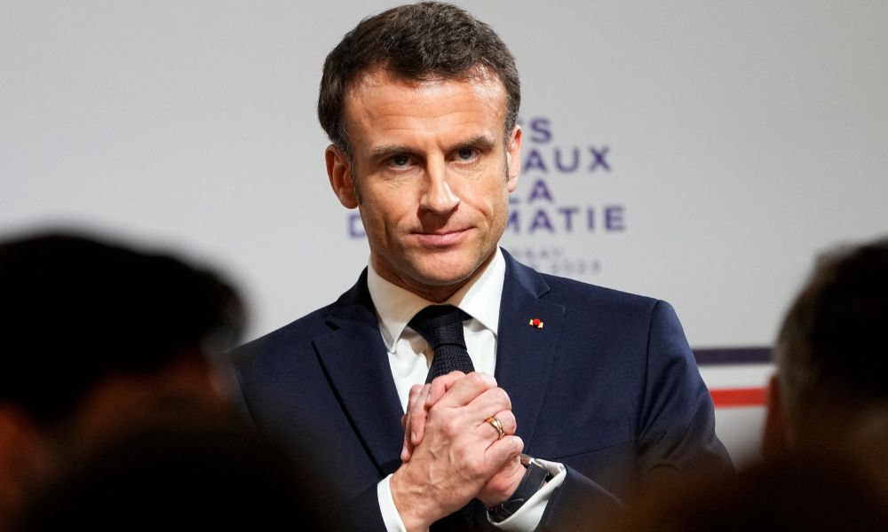Macron aprova Reforma da Previdência sem votação da Assembleia Nacional