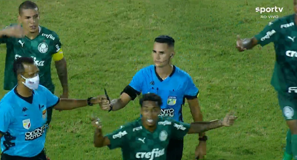 Copinha: Torcedores do São Paulo invadem gramado em jogo contra Palmeiras; canivete é encontrado