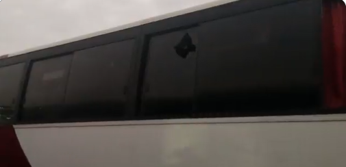 Ônibus da torcida organizada do Corinthians é apedrejado em chegada ao Maracanã