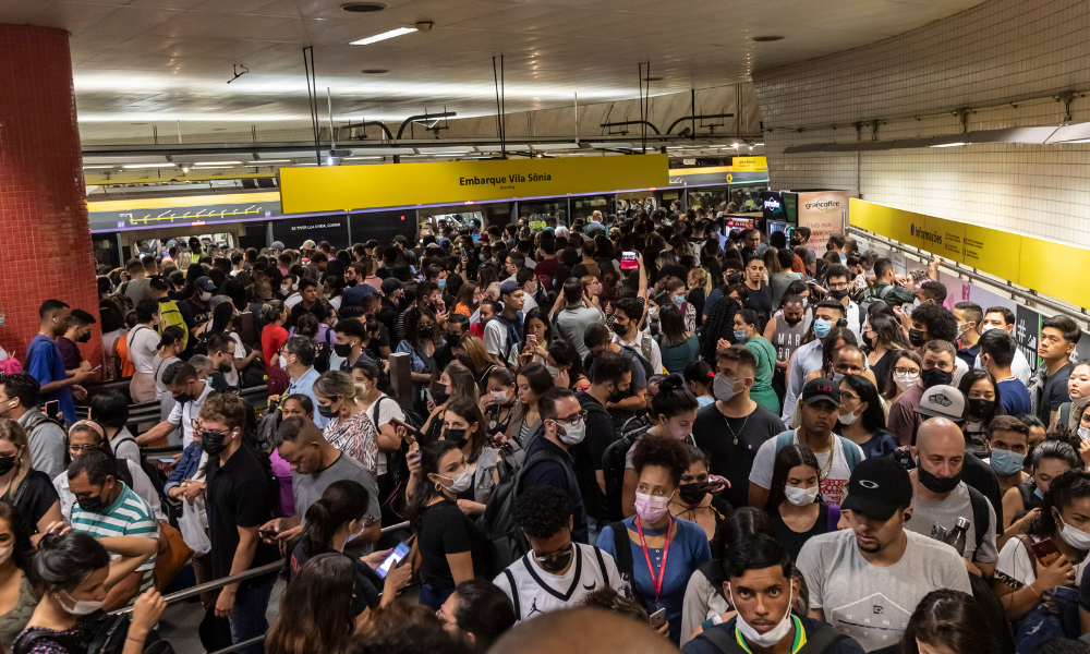Pane paralisa operação da Linha 4 e usuários relatam caos no metrô de SP