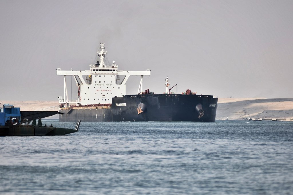 Nova embarcação encalha no canal de Suez, no Egito