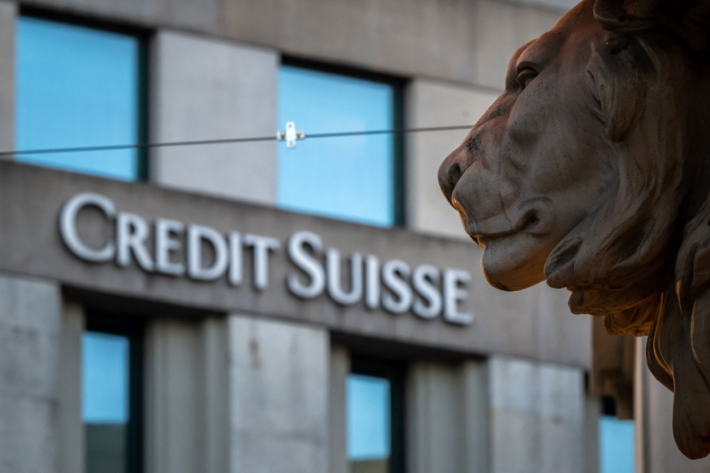 Grupo suíço concorda em comprar o Credit Suisse por mais de US$ 2 bilhões, aponta jornal