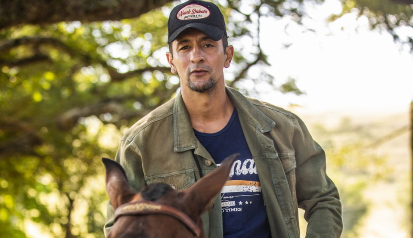 Globo confirma que Irandhir Santos está afastado de ‘Pantanal’ após cair de cavalo