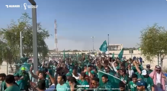 ‘Mar verde’: Torcedores da Arábia Saudita invadem as ruas do Catar para jogo contra a Polônia