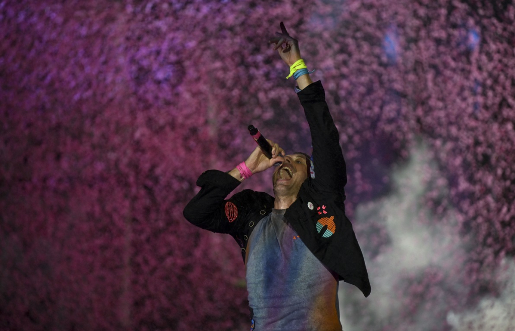 Coldplay é destaque com show iluminado por pulseiras de LED no penúltimo dia do Rock in Rio