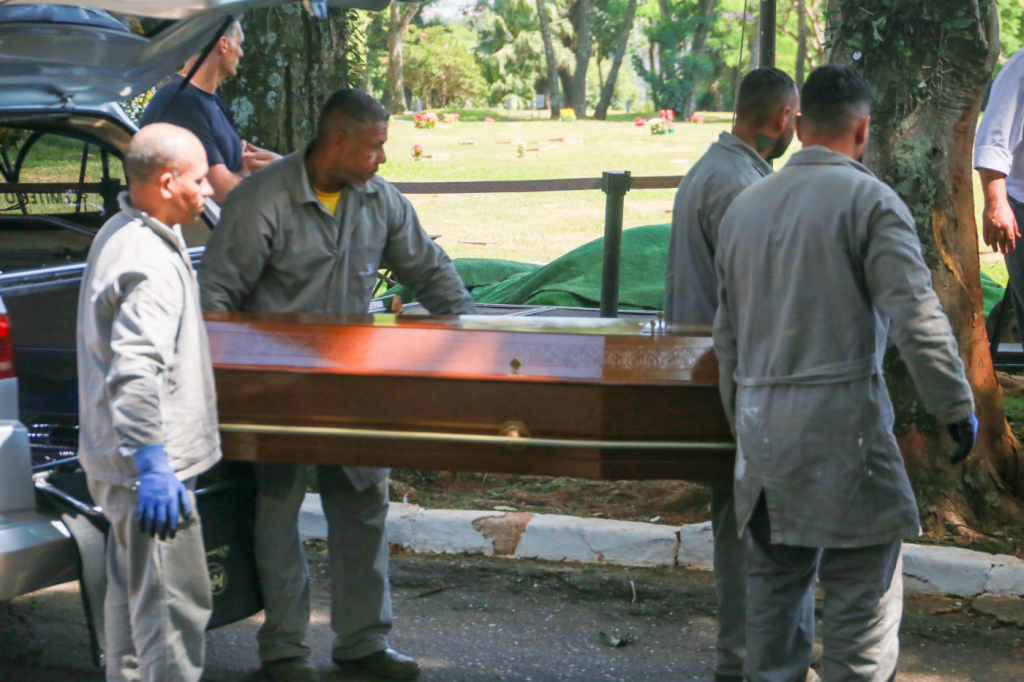 Corpo de PC Siqueira é enterrado em Guarulhos em cerimônia para familiares e amigos