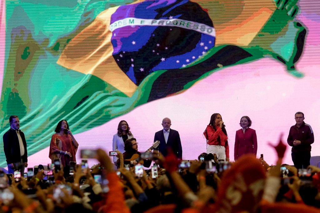 PT lança chapa de Lula em SP; Alckmin fala em ‘única via de esperança para o Brasil’