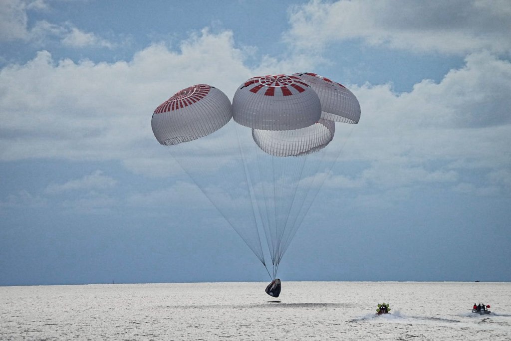 Tripulação da missão da SpaceX pousa no Oceano Atlântico após três dias na órbita da Terra