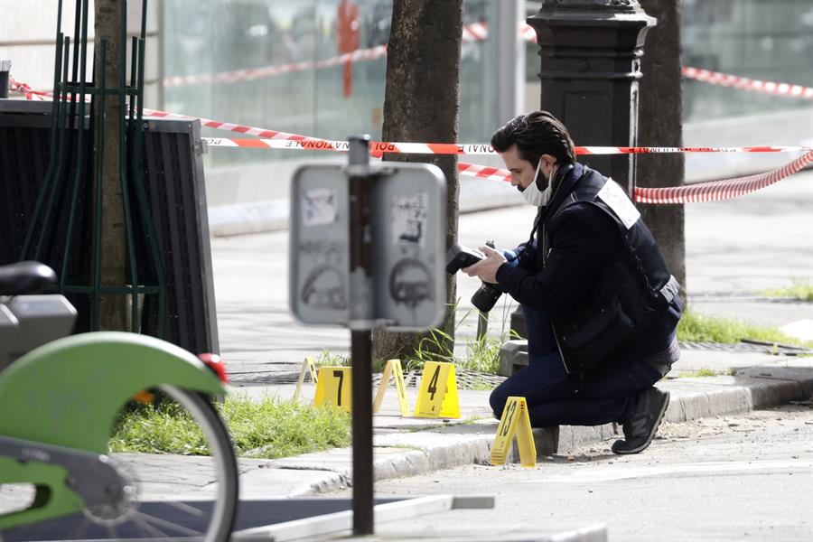 Atirador mata um homem e fere uma mulher em frente a hospital de Paris