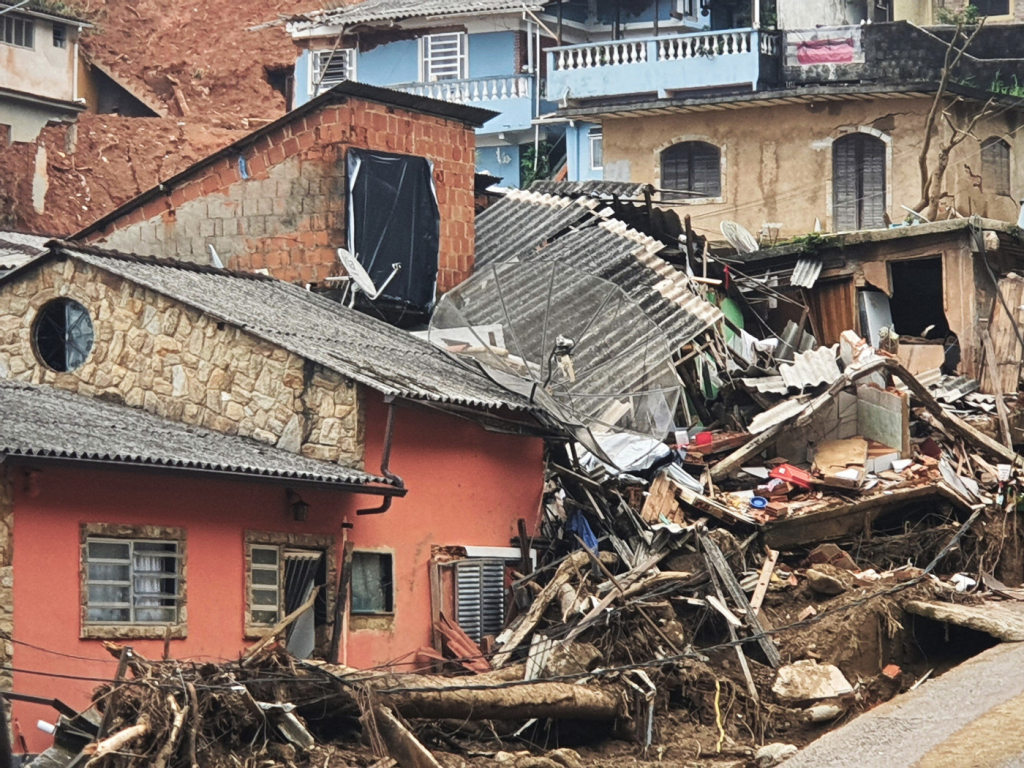 Um ano após tragédia no RJ, chuvas e alagamentos voltam a afetar Petrópolis