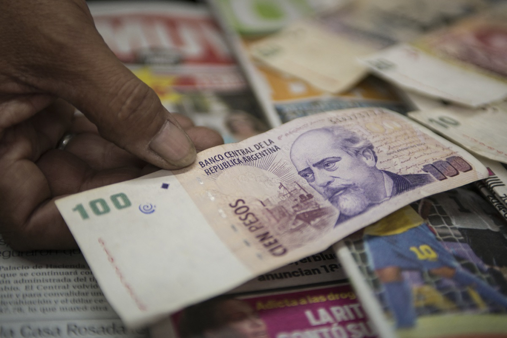 Argentina anuncia mudanças nas tarifas de moeda estrangeira em meio à volatilidade dos mercados