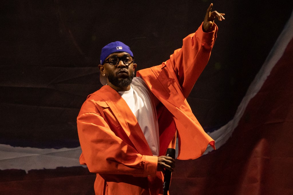 Kendrick Lamar comove público com espetáculo teatral e autografa vinil de fã em show em São Paulo