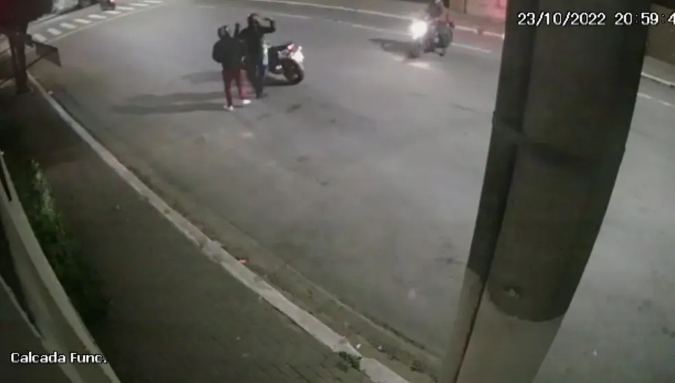 Motociclista luta com ladrão durante roubo, toma arma e atira