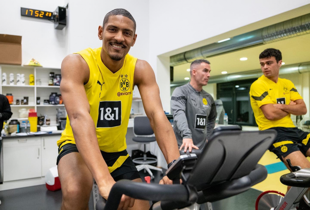 Recuperado de câncer no testículo, Sébastien Haller volta aos treinos no Borussia Dortmund