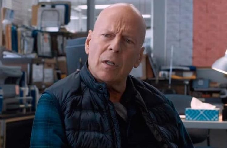 Família de Bruce Willis anuncia aposentaria do ator após ele ser diagnosticado com afasia