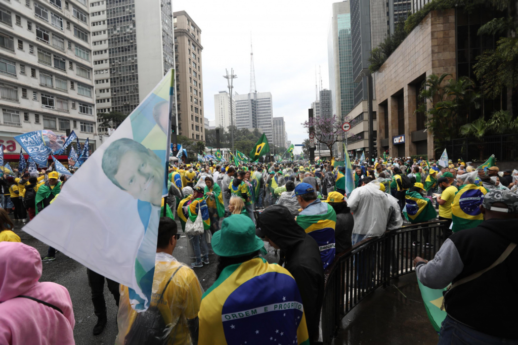 Manifestantes lotam a Paulista, demonstram apoio a Bolsonaro e fazem críticas ao STF