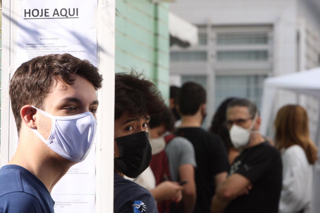 Apenas 1% dos municípios brasileiros já desobrigaram uso de máscaras