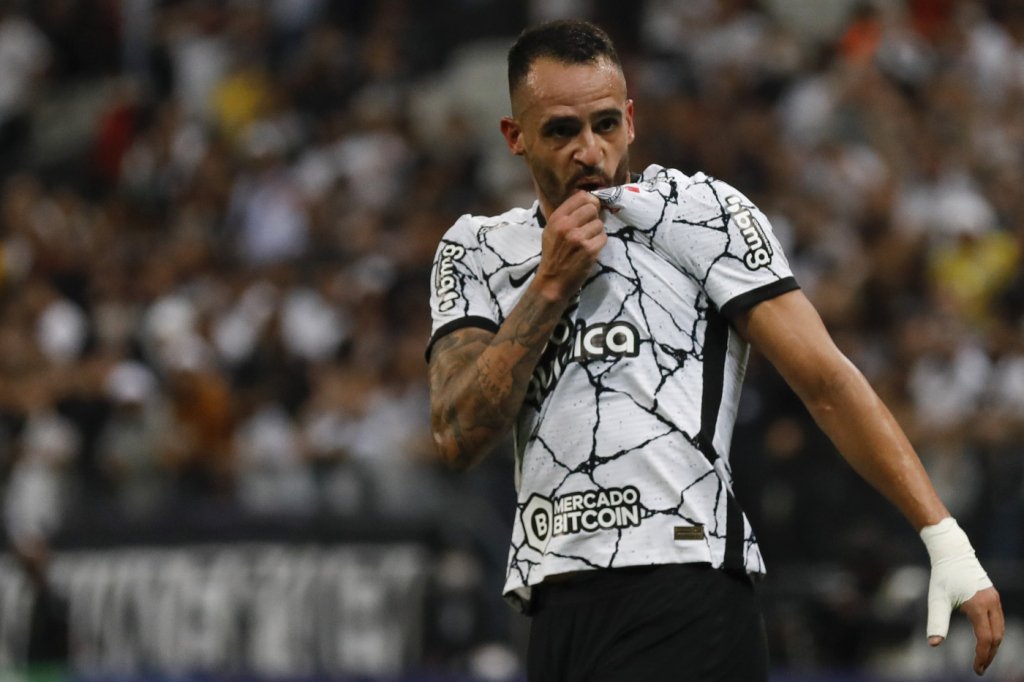Corinthians bate Mirassol com gols de Renato Augusto e Paulinho