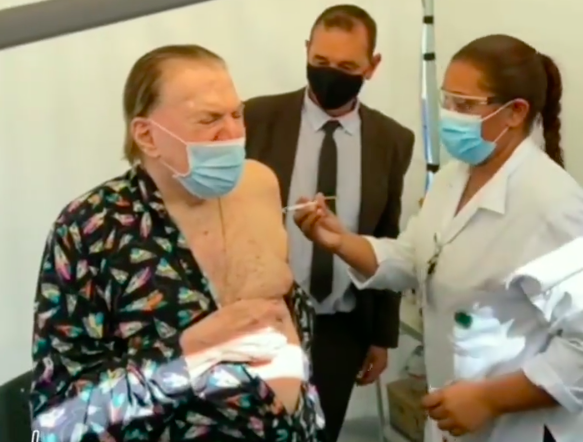 De pijamas, Silvio Santos recebe segunda dose da vacina contra Covid-19; assista