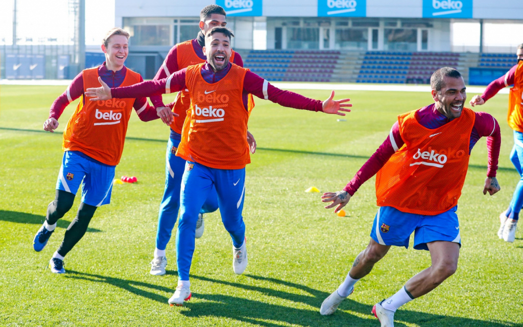 Perto da reestreia, Daniel Alves faz golaço em treino do Barcelona; assista