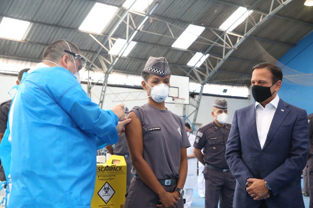 PM negra e com 20 anos de corporação é a primeira policial a ser vacinada contra Covid-19 em SP