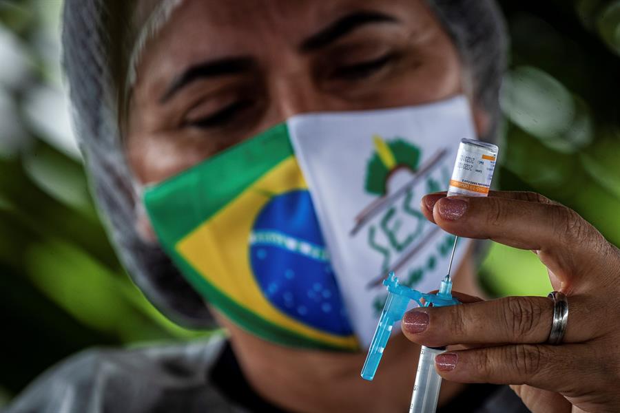 Vacinação contra a Covid-19 avança de forma desigual no Brasil e cidades paralisam campanha