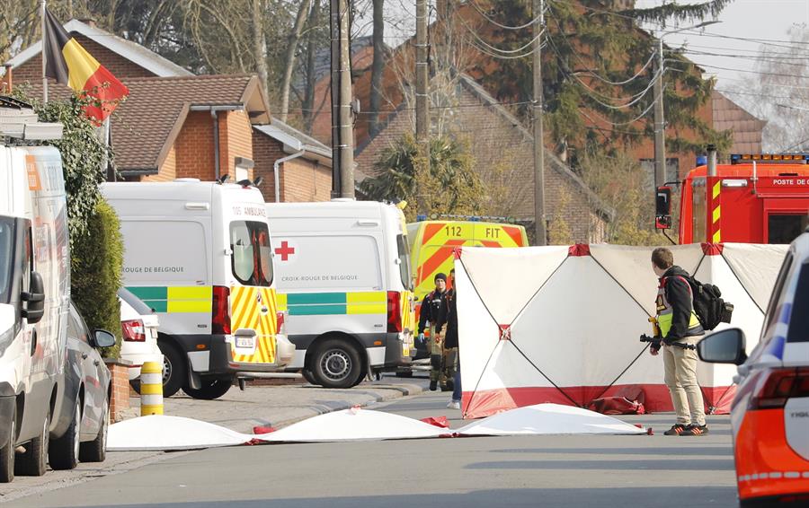 Motorista invade Carvanal, atropela multidão e mata ao menos seis pessoas na Bélgica