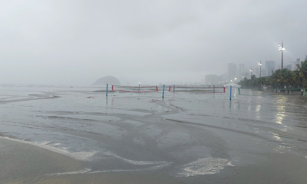 Chuva no litoral abre cratera em São Sebastião e faz Santos colocar morros em atenção