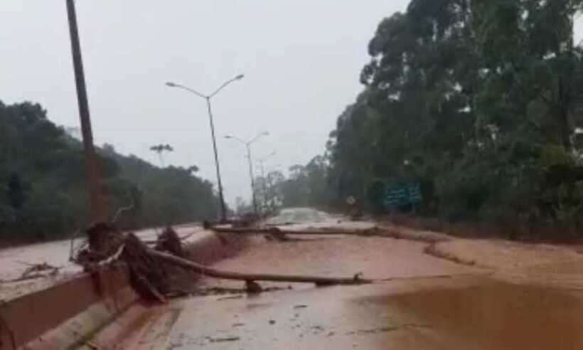 Barragem transborda em Nova Lima e deixa rodovia interditada após banho de lama