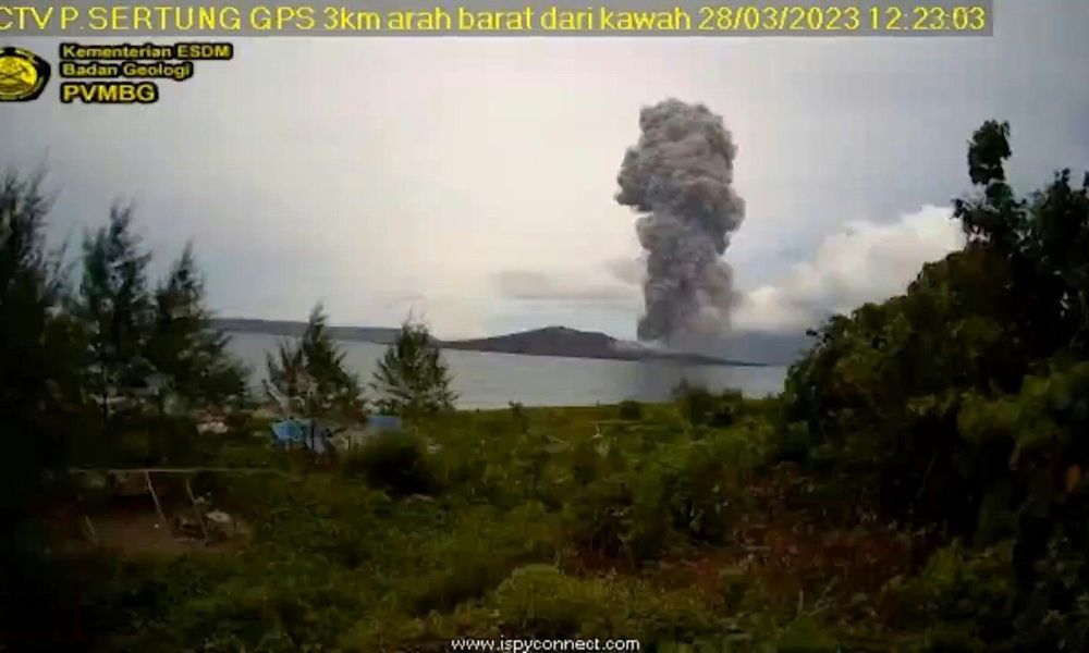 Vulcão entra em erupção na Indonésia e ‘cospe’ coluna de cinzas de mais de 2.500 metros de altura