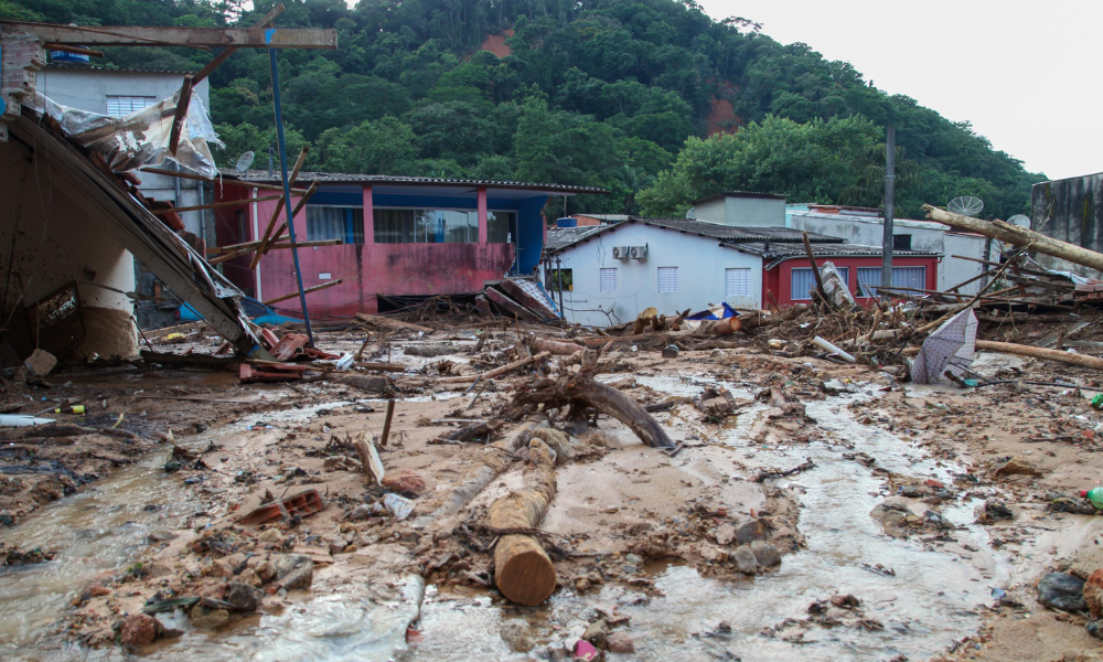 Mortes por temporal no litoral de SP sobem para 50; mais de 4.000 pessoas estão fora de casa