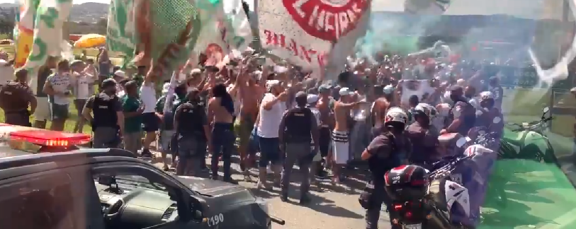 Torcedores do Palmeiras fazem festa antes de embarque para o RJ; assista