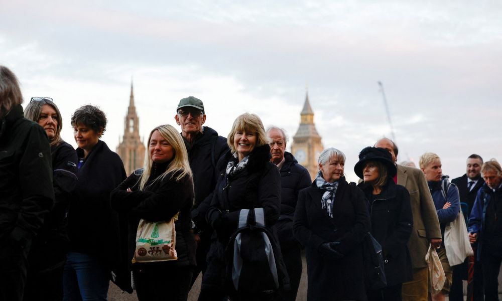 Governo britânico retoma acesso à fila para velório de Elizabeth II após paralisação