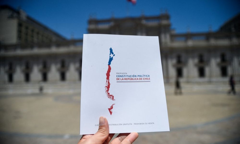 Chilenos vão às urnas neste domingo em última tentativa para mudar Constituição da época da ditadura