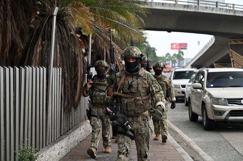 Equador declara estado de conflito armado interno após sequestro de policiais e invasão de emissora de TV