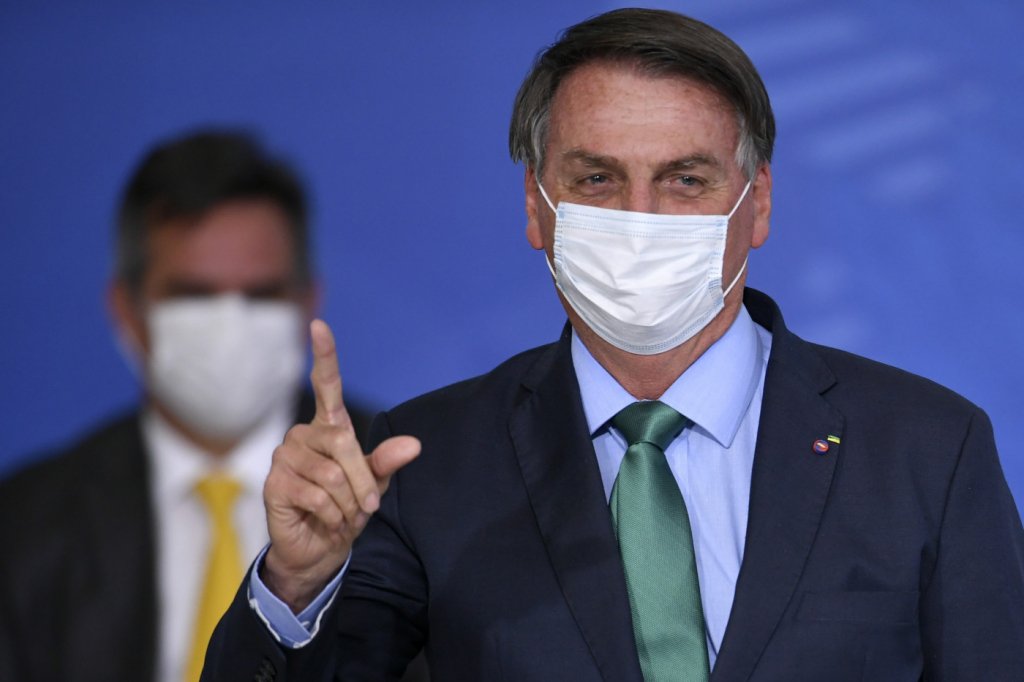Após ser chamado de autoritário, Bolsonaro diz que ‘conspira’ pela Constituição