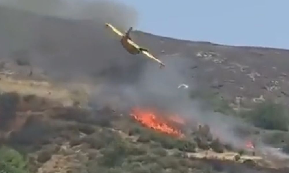 Avião que combatia incêndios na Grécia cai e desaparece nas chamas e na espessa fumaça preta