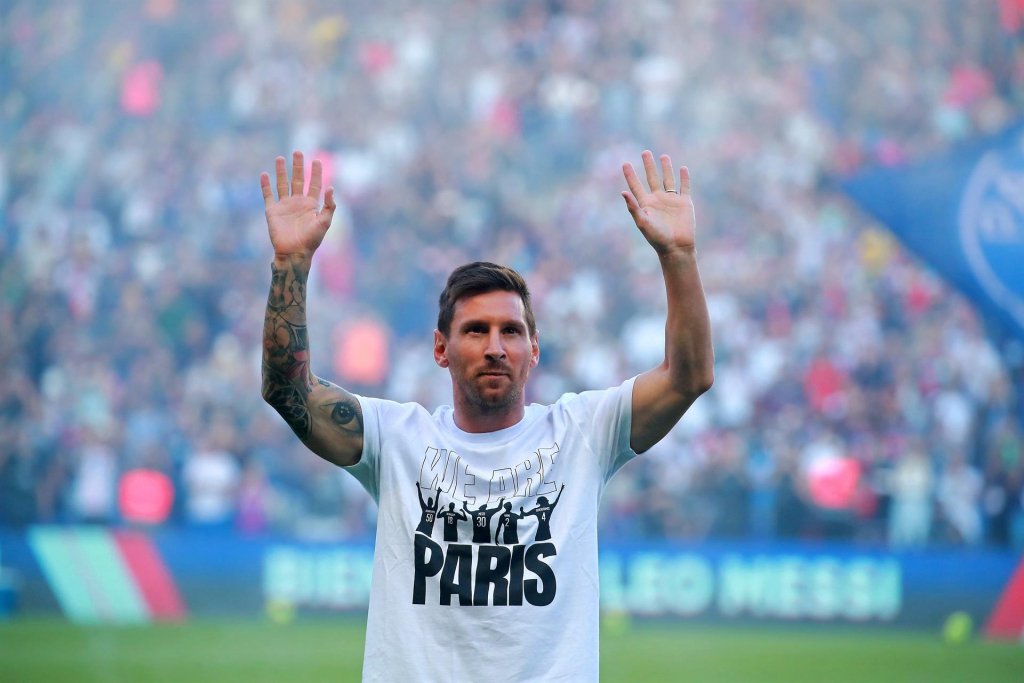 Messi é apresentado à torcida do PSG antes de partida do Campeonato Francês