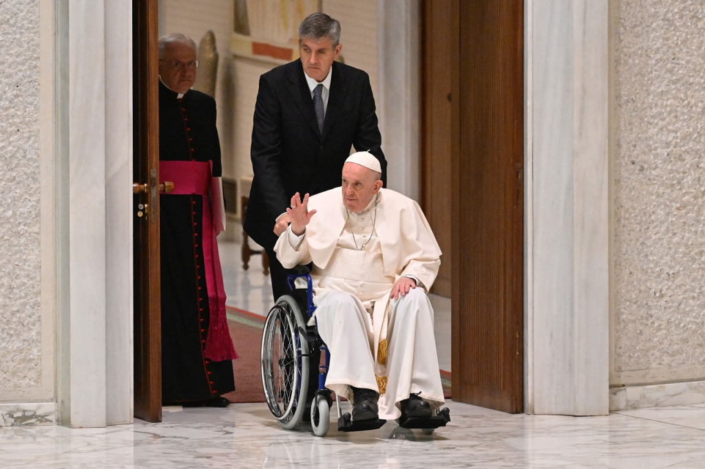 Papa Francisco é internado em Roma para exames médicos, diz Vaticano