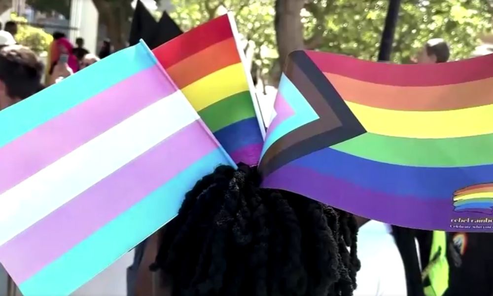 Uganda promulga lei que prevê pena de morte para relação de casais do mesmo sexo