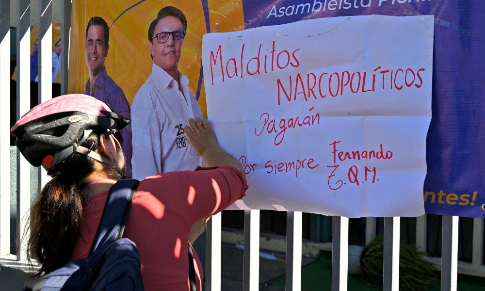 Mulher de candidato morto no Equador culpa equipe de segurança pelo ocorrido: ‘Tinha que sair pelos fundos’