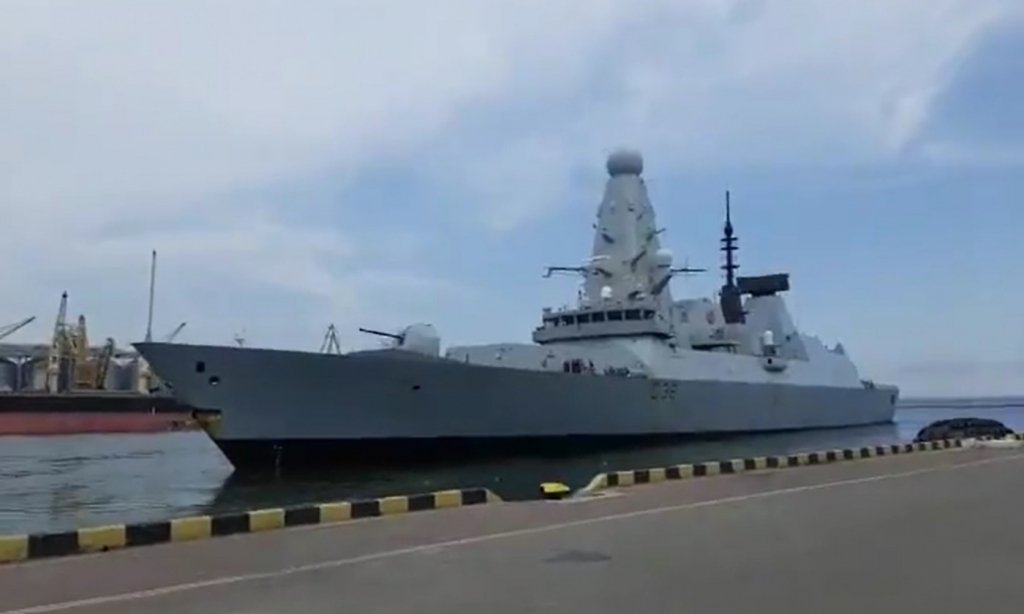 Rússia convoca embaixadora e ameaça bombardear navios britânicos após incidente no Mar Negro