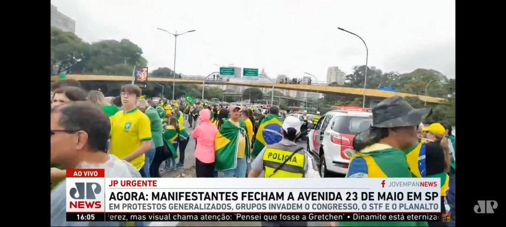 Manifestantes bloqueiam Avenida 23 de Maio em São Paulo