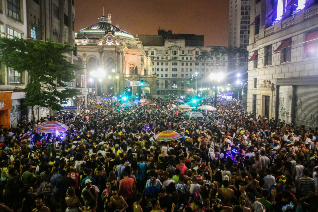 Cancelamento do carnaval 2022 traz grande impacto econômico, mas pode preservar vidas, diz especialista