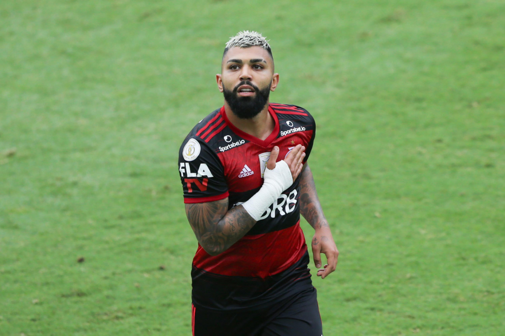 Vaza suposta nova camisa do Flamengo; Gabigol aparece como modelo
