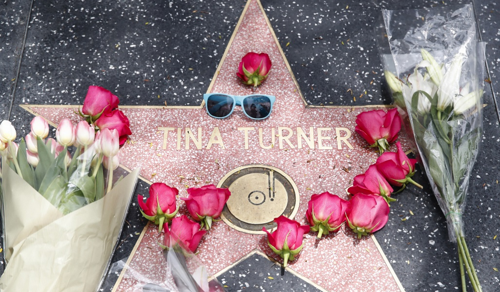 Fãs prestam homenagens a Tina Turner na Calçada da Fama de Hollywood e em frente à casa da cantora