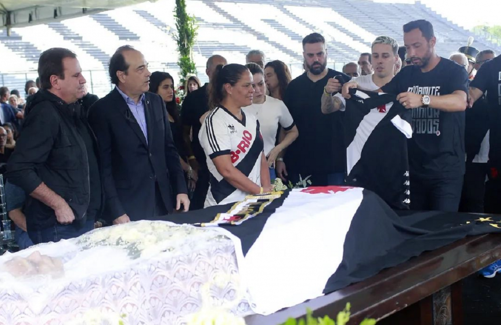 Missa com família, amigos e ex-jogadores encerra homenagens a Dinamite; ídolo do Vasco é enterrado em Duque de Caxias